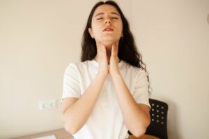 Laryngitis first symptoms throat ache